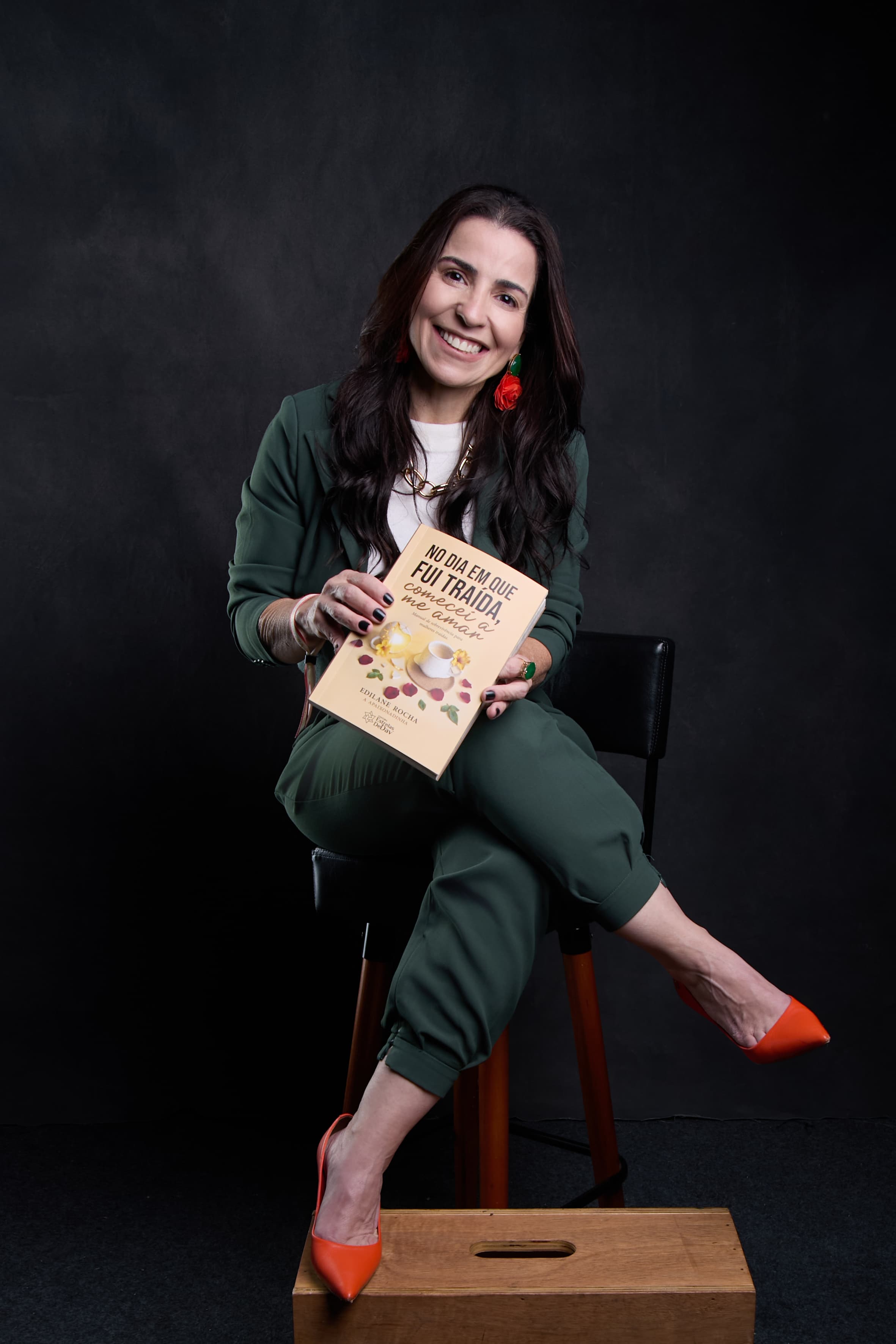 Edilane Rocha com o livro — fundadora d'A Apaixonadinha